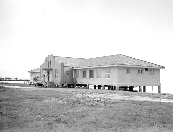 1939-WPA Builds the first Bathhouse at Linclon Beach
